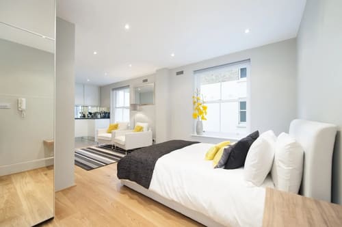 Three Harrington Gardens, Kensington: Studio with double bed and yellow cushions