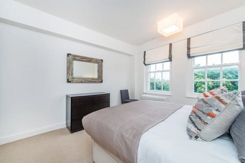 Chelsea Mansion Block, Chelsea: Double bedroom with mirror and chest of drawers