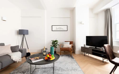Royal Albert Apartments, Kensington: Living room with tripod lamp and TV