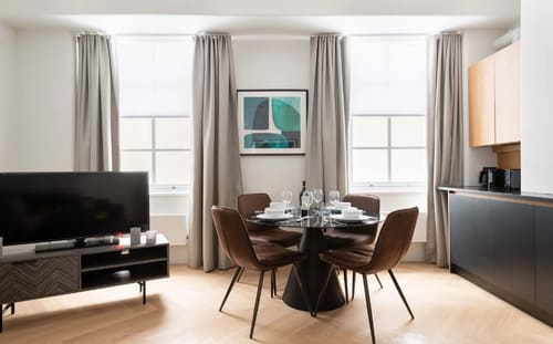 Royal Albert Apartments, Kensington: Round dining table with leather chairs by the window