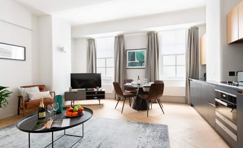 Royal Albert Apartments, Kensington: Living and dining room with round dining table