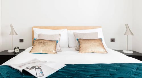 Royal Albert Apartments, Kensington: Bed with gold velvet cushions
