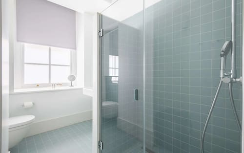 Royal Albert Apartments, Kensington: Walk-in shower with blue-grey tiles
