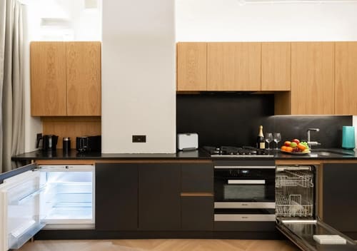 Royal Albert Apartments, Kensington: Kitchen with oak and black units