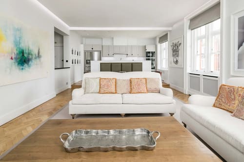 Prime Mayfair 3 bedroom Apartment, Mayfair: Living room with sofa and kitchen beyond