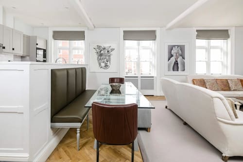 Prime Mayfair 3 bedroom Apartment, Mayfair: Dining area with leather banquette