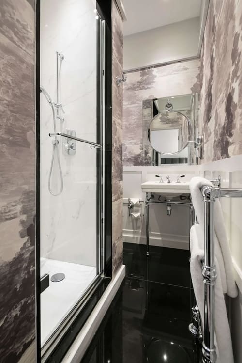 Prime Mayfair 3 bedroom Apartment, Mayfair: Shower room with marble walls and washstand