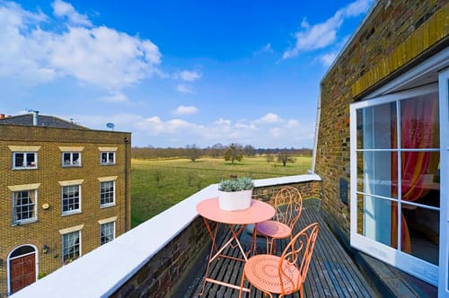 Craven House, Hampton Court: Balcony with table and chairs overlooking a park