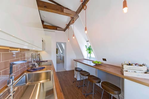 Craven House, Hampton Court: Kitchen and breakfast bar under timber beams