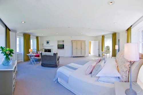 Craven House, Hampton Court: Open-plan bedroom and living space with fireplace
