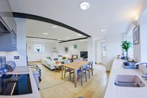 Craven House, Hampton Court: Open-plan living and dining room with curved ceiling