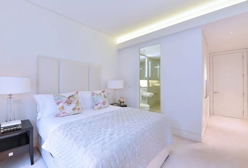 Green Street, W1K, Mayfair: Double bedroom with padded headboard and en-suite