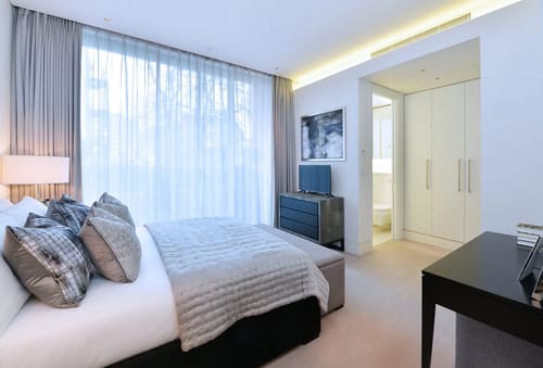 Green Street, W1K, Mayfair: Double bedroom with sheer curtains and TV