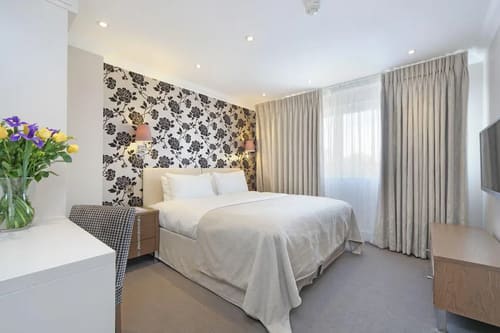 Ashburn Court, Kensington, Kensington: Double bedroom with floral wallpaper