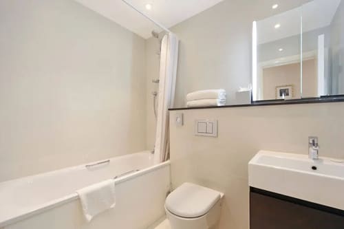 Ashburn Court, Kensington, Kensington: Bathroom with bath, shower curtain and wall-hung WC