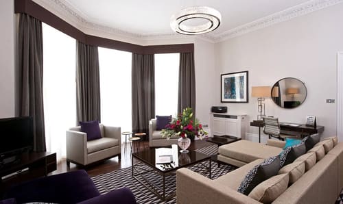 Stanhope Gardens Apartments, Kensington: Living room with bay window and grey sofas
