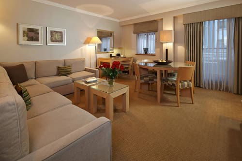 Cheval Knightsbridge, Knightsbridge: Living room with sofa and dining table