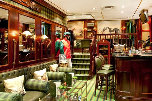 The Milestone Residences, Kensington: Bar with green tartan seating and jockey figures