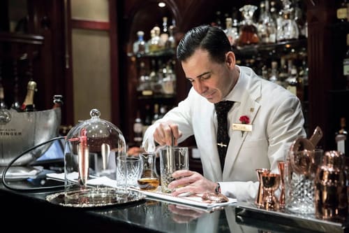 The Milestone Residences, Kensington: Bartender mixing a drink at the bar