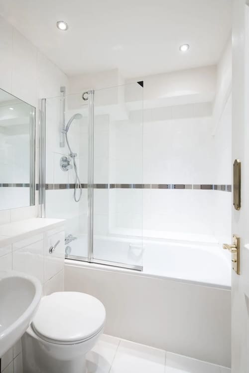 Nottingham Place Apartments, Marylebone: Bath with glass shower screen