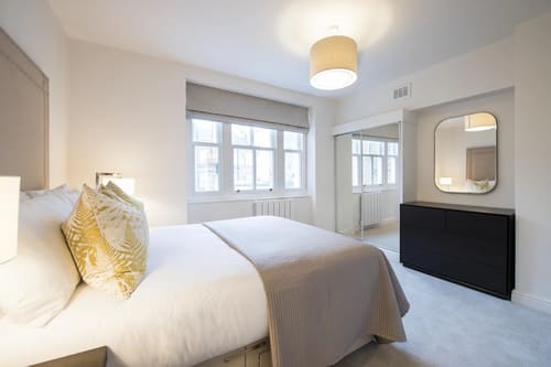 Nottingham Place Apartments, Marylebone: Double bedroom with gold cushions