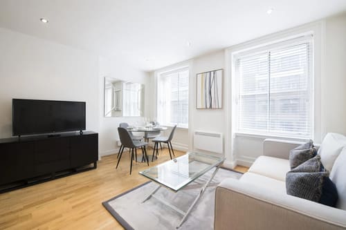 Nottingham Place Apartments, Marylebone: Living room with glass coffee table and dining area