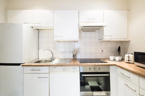 Nottingham Place Apartments, Marylebone: White kitchen with tiled splashback