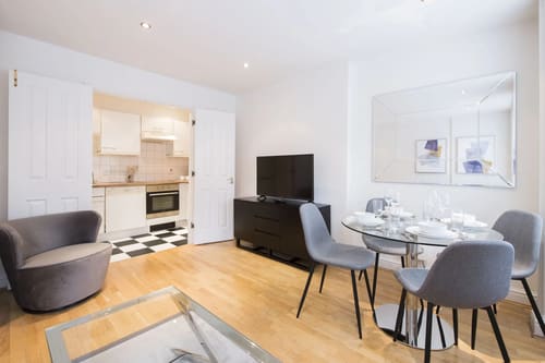 Nottingham Place Apartments, Marylebone: Open-plan room with kitchen and dining table