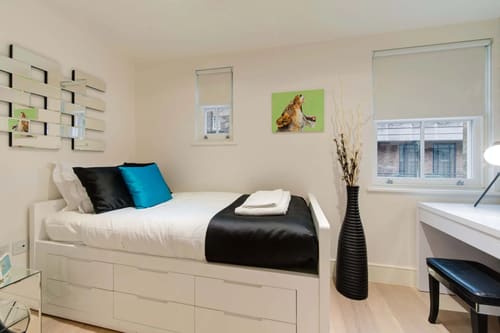 Colonnade, Bloomsbury: Bedroom with storage bed and blue pillows