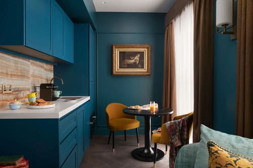 The Other House Apartments, Kensington: Teal kitchenette with small dining table