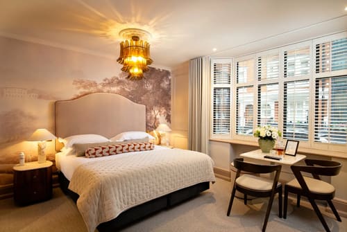 The Capital Apartments, Knightsbridge: Bedroom with mural wallpaper and window seat