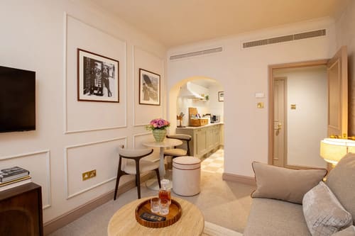 The Capital Apartments, Knightsbridge: Living area with arched doorway to kitchen