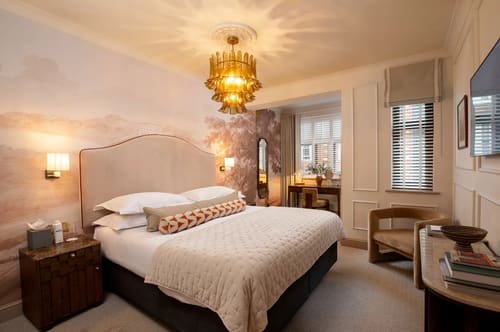 The Capital Apartments, Knightsbridge: Bedroom with glass chandelier and mural wall