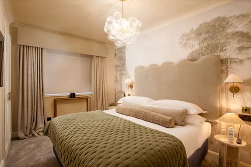 The Capital Apartments, Knightsbridge: Bed with scalloped headboard and green bedspread