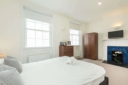Floral Street Apartments, Covent Garden: Double bedroom with wooden wardrobe