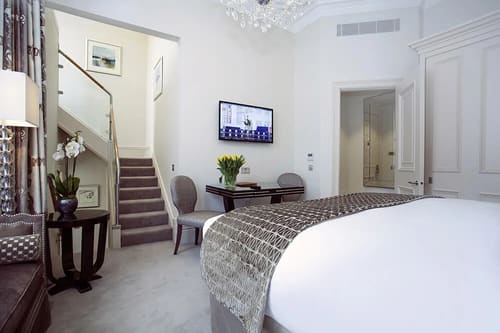 The Sloane Club Apartments, Chelsea: Bedroom with chandelier and staircase