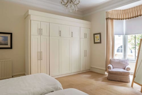 The Earls Court Road Apartments, Earl's Court: Bedroom with fitted white wardrobes