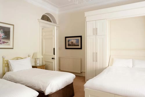 The Earls Court Road Apartments, Earl's Court: Twin bedroom with fitted wardrobe