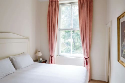 The Earls Court Road Apartments, Earl's Court: Bedroom with pink curtains