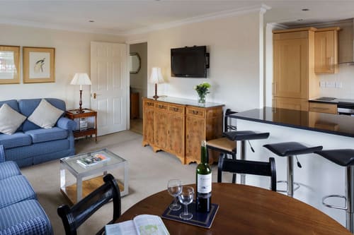 The Earls Court Road Apartments, Earl's Court: Living room with breakfast bar and TV