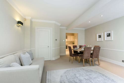 Queens Gate Chic, Kensington: Living room with dining area and kitchen beyond