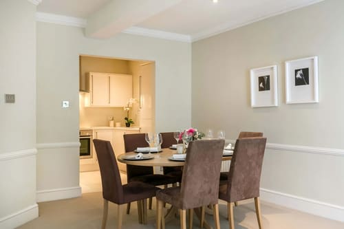 Queens Gate Chic, Kensington: Dining table for six with kitchen beyond