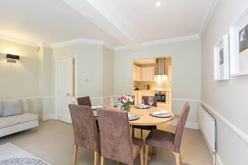 Queens Gate Chic, Kensington: Round dining table with kitchen through the doorway