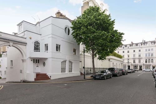 Queens Gate Chic, Kensington: White-rendered building exterior on a street corner