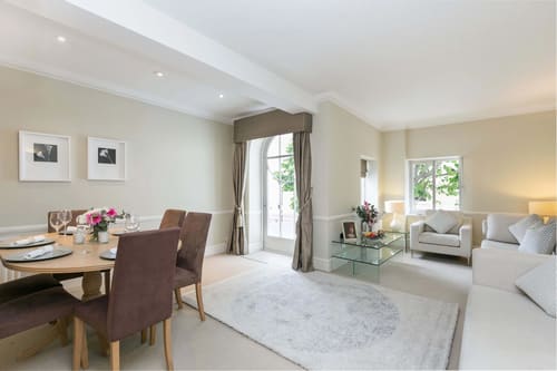 Queens Gate Chic, Kensington: Dining and sitting area with glass coffee table