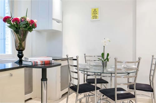 Nassau Street Chic, Fitzrovia: Kitchen with glass breakfast table