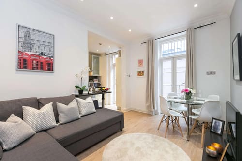 Nassau Street Chic, Fitzrovia: Living room with grey sofa and dining area