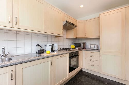 Queens Gate Chic, Kensington: Kitchen with pale wood units and gas hob