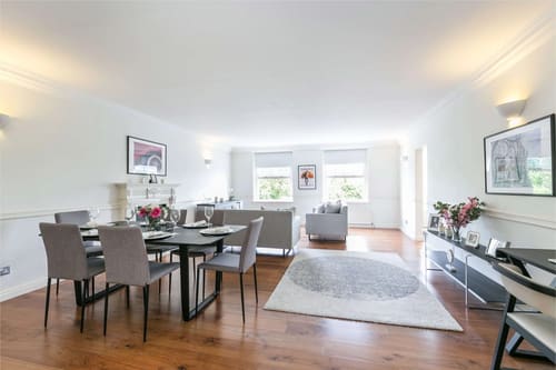 Queens Gate Chic, Kensington: Open-plan living and dining room with dining table