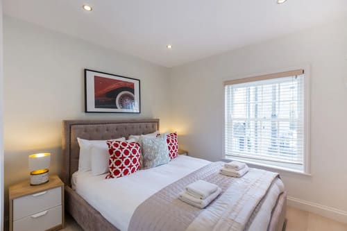 Floral Street Apartments, Covent Garden: Double bedroom with red cushions and artwork